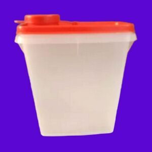 Vintage Tupperware beverage pitcher/container w/pour spout